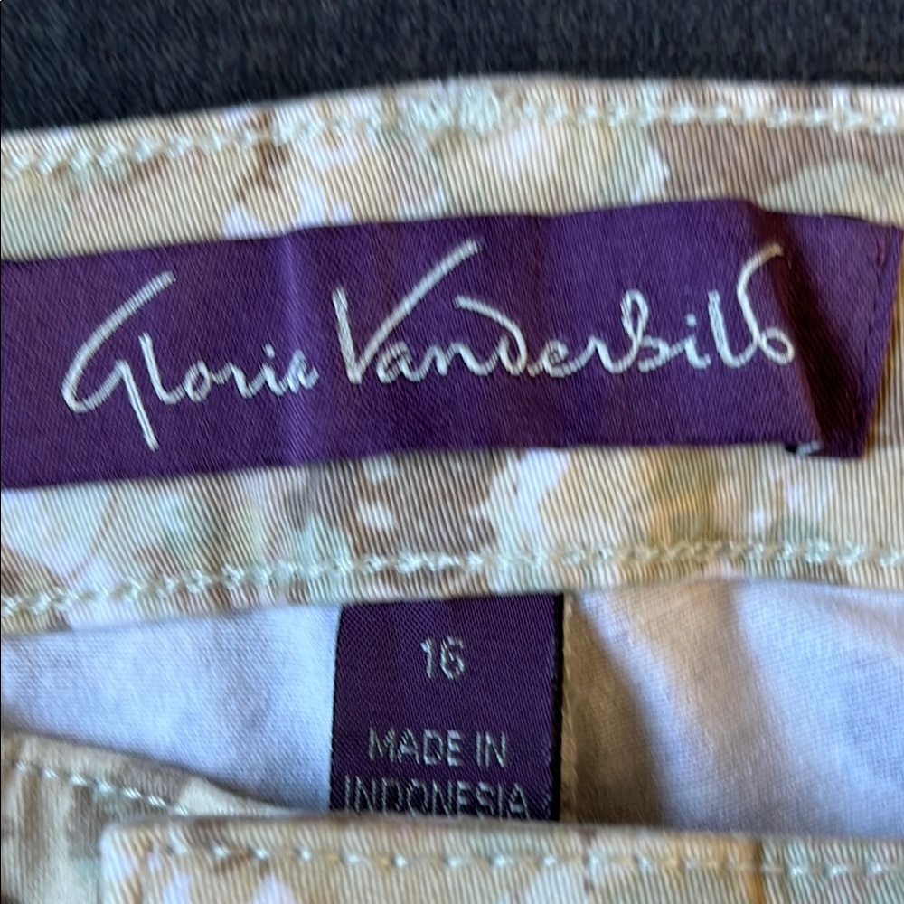 Gloria Vanderbilt Floral Patterned Jeans - Picture 3 of 3